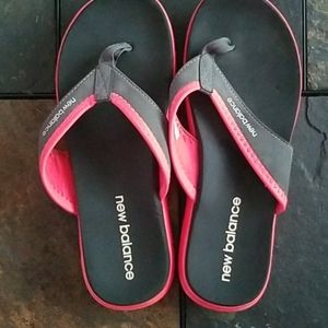 Size 7.5 new balance flip flops